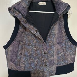 NATURAL LIFE Quilted Hooded Vest in Purple Floral Print